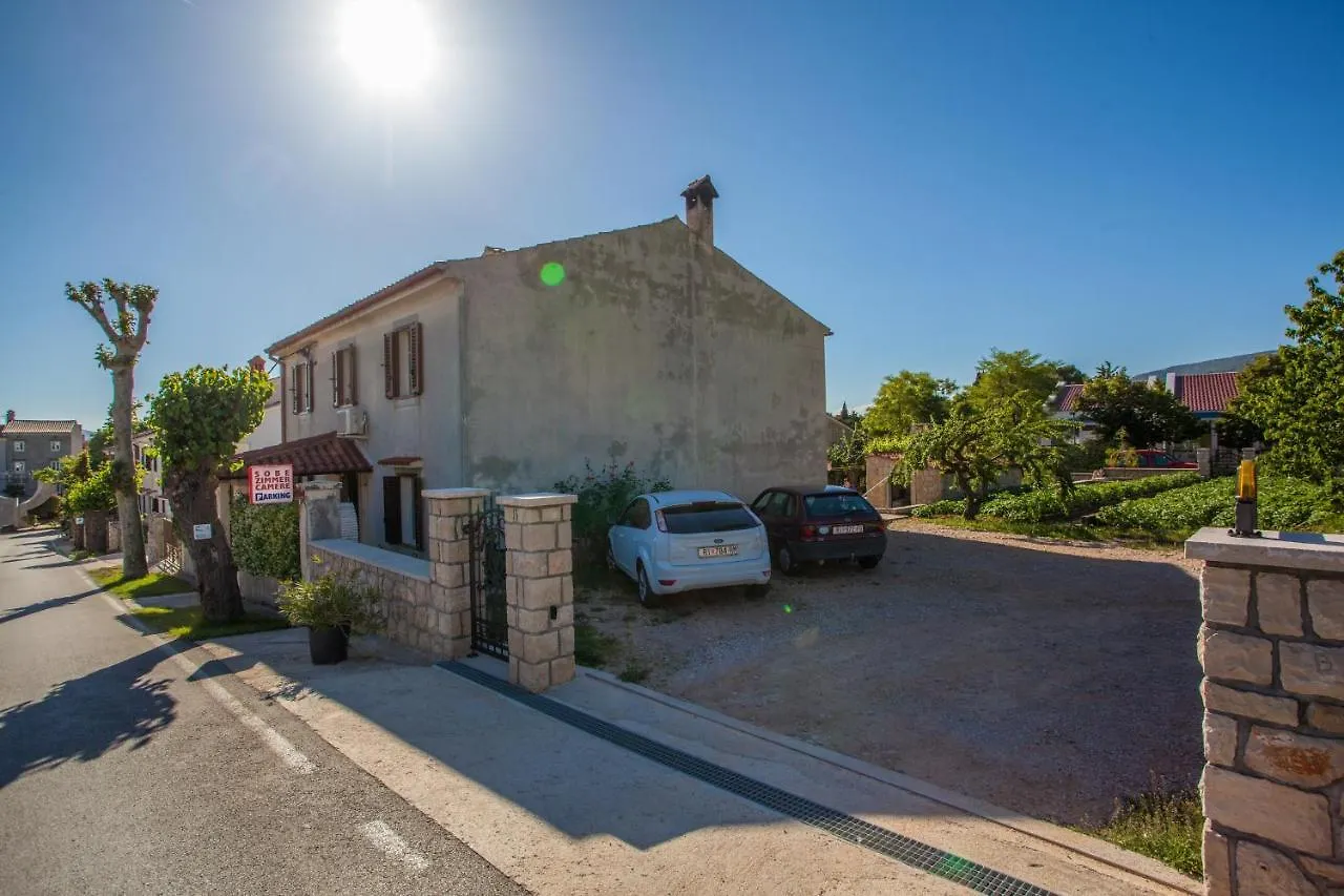 Rooms With A Parking Space Cres - 2512 Penzion