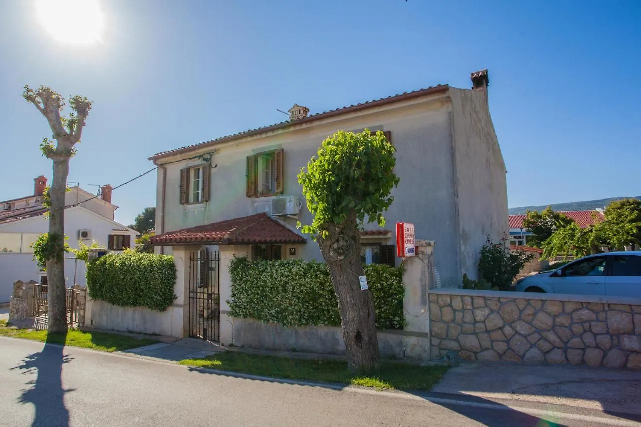Guest house Rooms With A Parking Space Cres - 2512
