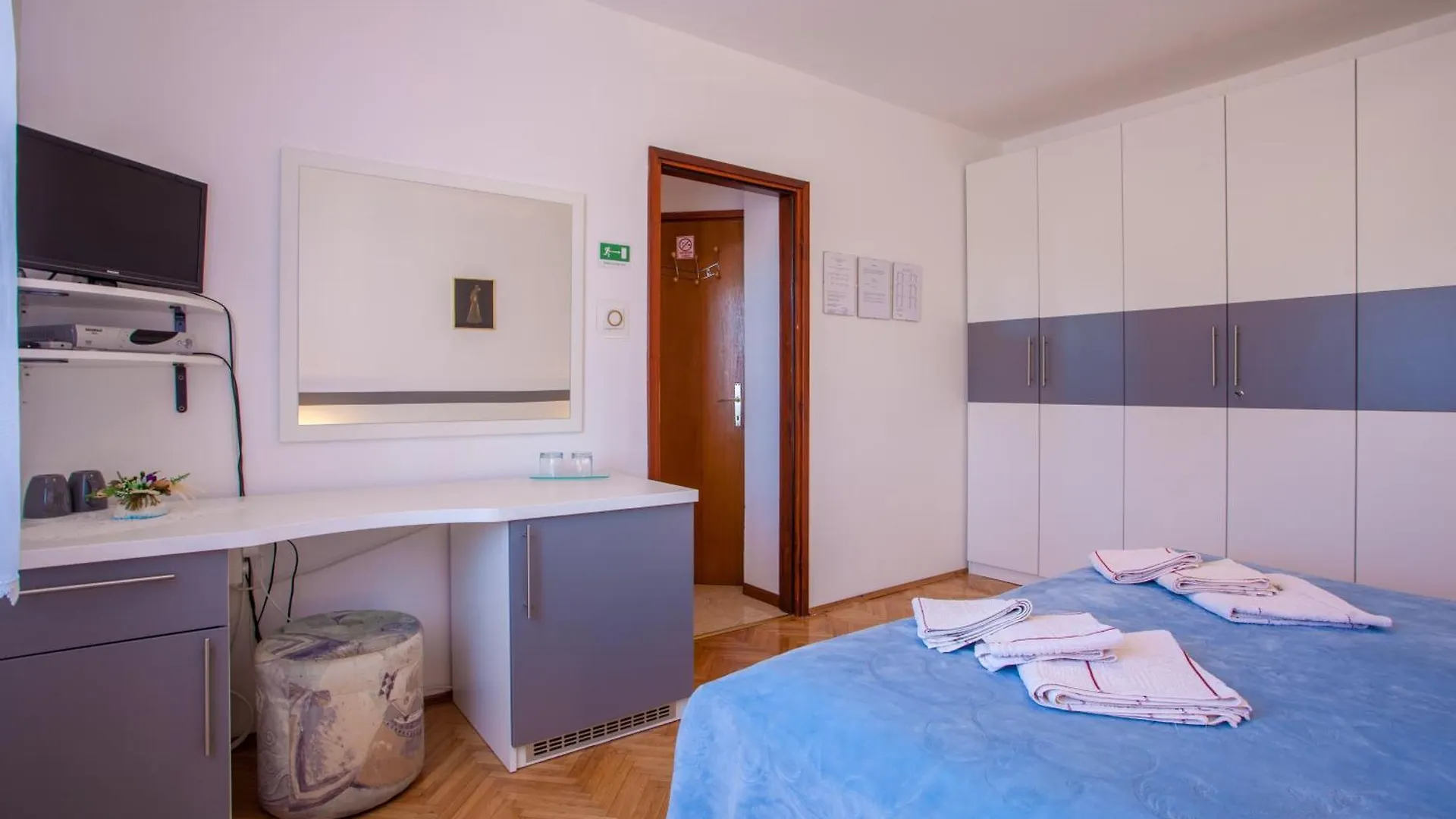 Rooms With A Parking Space Cres - 2512 3*,